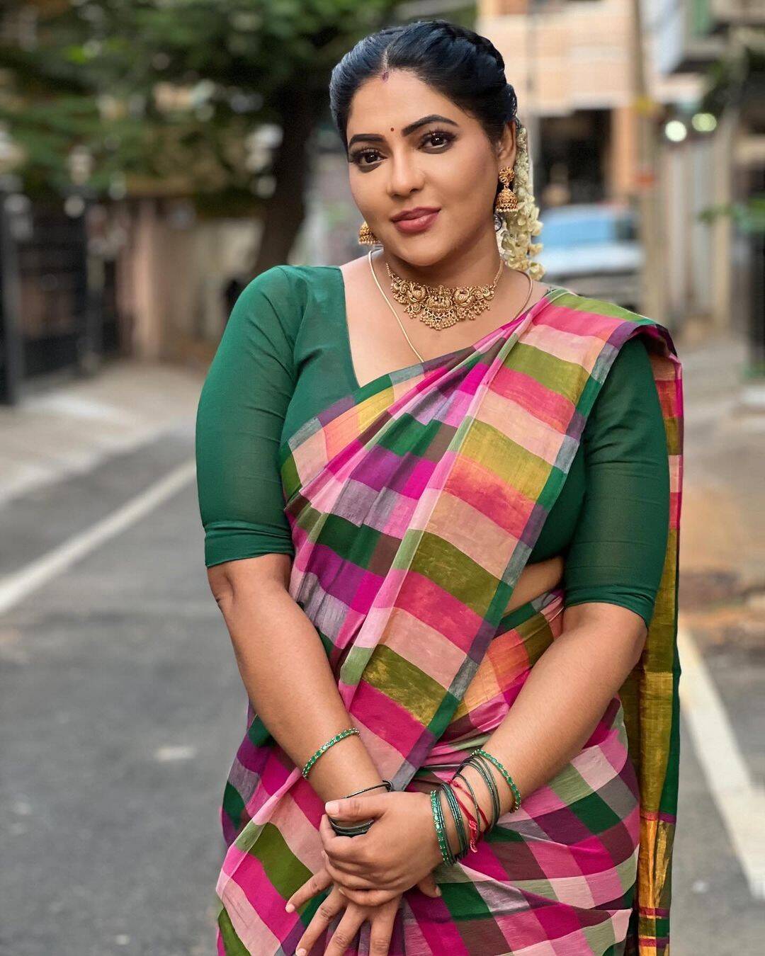 இழுத்து மூடினாலும் எடுப்பா தெரியுது அழகு!.. ரேஷ்மாவை நாட்டுக்கட்ட என வர்ணிக்கும் ரசிகர்கள்!..