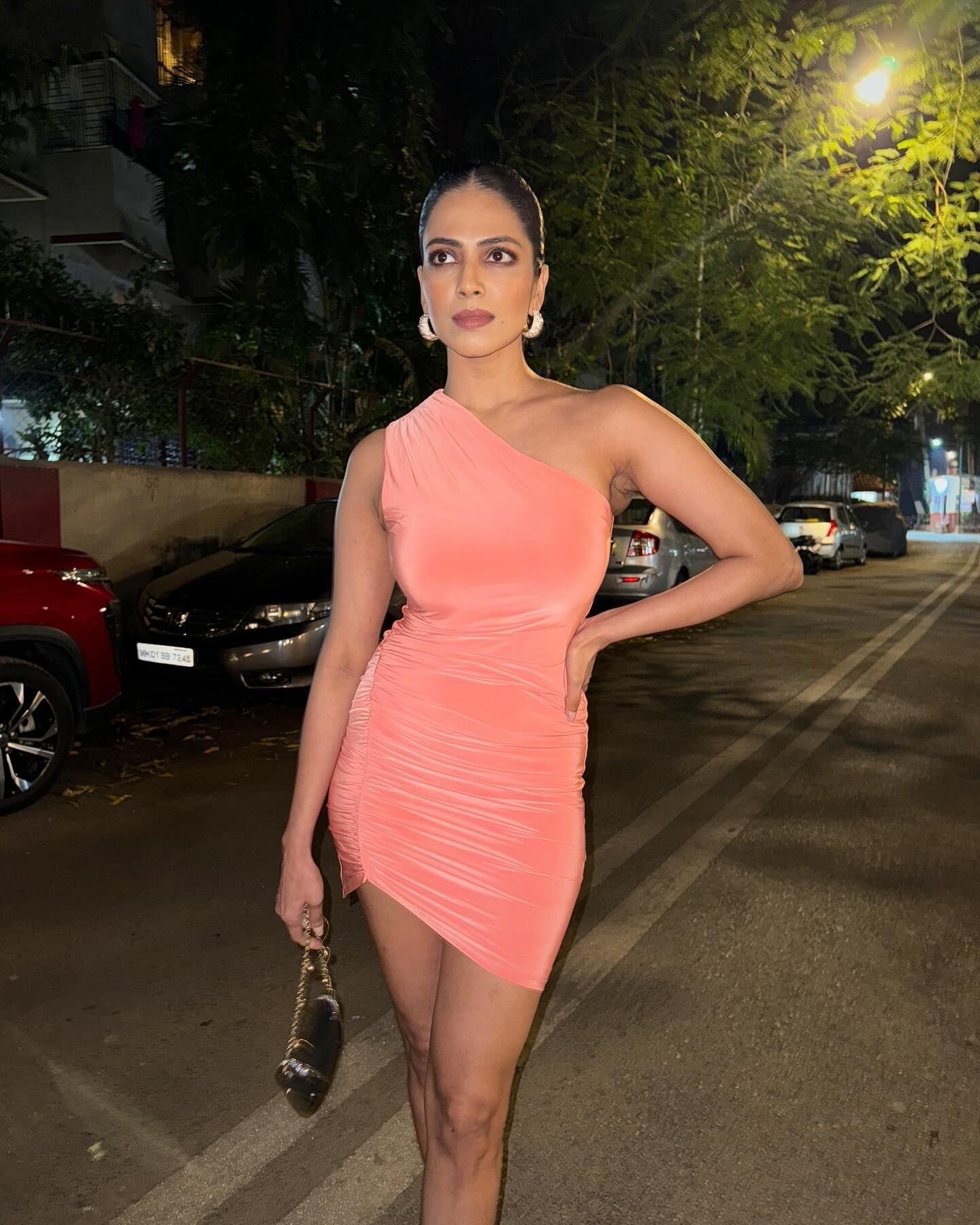 இது ஓகேவா.. இல்ல கழட்டி காட்டவா?!.. டபுள் போஸில் கிளுகிளுப்பு காட்டும் மாளவிகா மோகனன்..