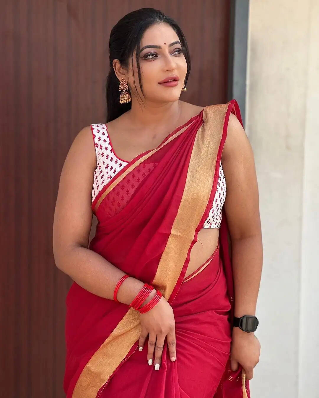 இப்படியெல்லாம் காட்டினா ஏங்கி போயிடுவோம்!.. தாராள கவர்ச்சியில் தவிக்கவிட்ட ரேஷ்மா!..
