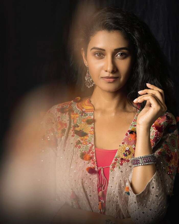 உன் போட்டோவ விடிய விடிய பாக்கலாம்!.. இளசுகளை ஏங்க வைத்த பிரியா பவானி சங்கர்!..