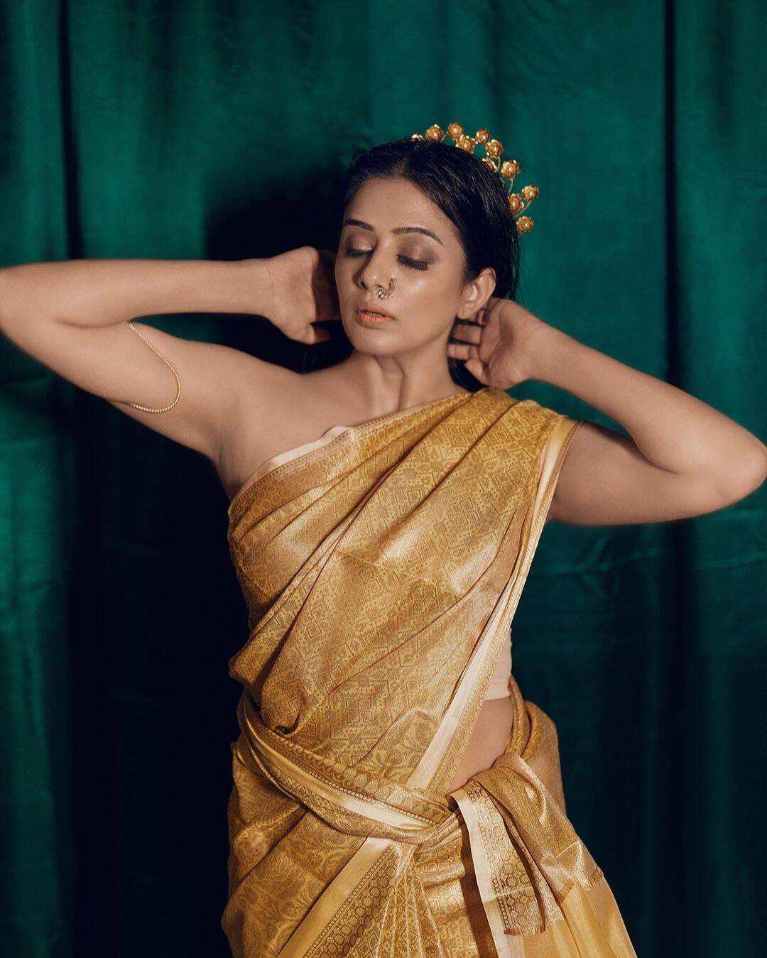 இன்னைக்கு நைட்டு தூக்கம் காலி!.. ஜாக்கெட் இல்லாம போஸ் கொடுத்து சூடேத்தும் பிரியாமணி...