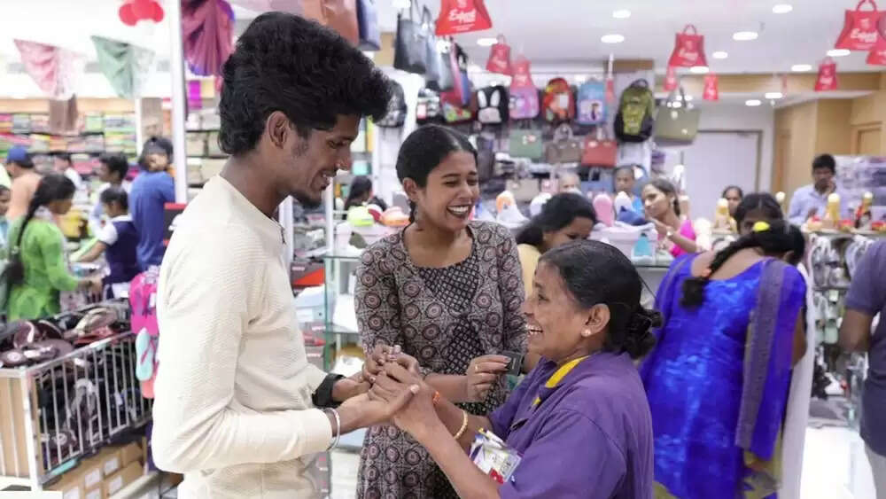 மாமனார் மாமியாருக்கு பர்ச்சஸ் பண்ண வந்த பாலா.. கூட வந்த பொண்ணு யாரு?.. வைரல் வீடியோ..