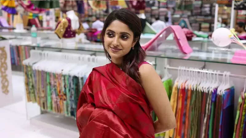 இவ்வளவு தள்ளுபடியா?!.. மொத்தமா அள்ளிக்கிட்டு போயிடலாம்!.. சத்யா ஆயிஷா செய்த ஷாப்பிங் வீடியோ..