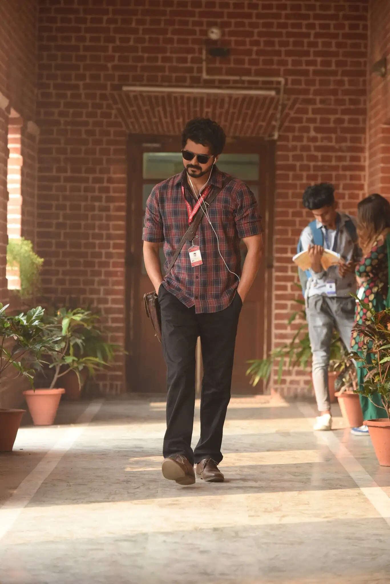 முட்டிக்கிச்சு: முன்னணி டிவியுடன் நடந்த பஞ்சாயத்து... ஆத்திரத்தில் விஜய் எடுத்த புது ரூட்?