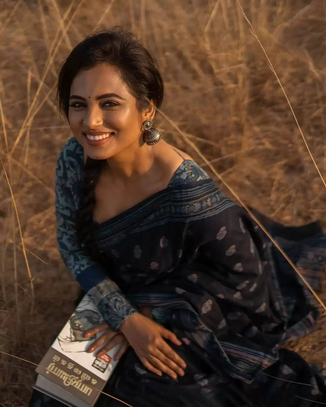காட்டுக்குள்ள என்ன பண்ற செல்லம்!.. க்யூட் லுக்கில் வசீகரம் செய்யும் ரம்யா பாண்டியன்!..