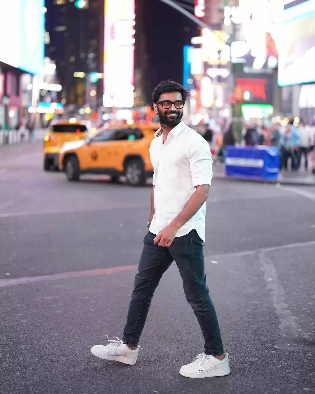 நியூயார்க்கில் அதர்வாவுக்கு செம சர்ப்ரைஸ்!.. அப்பா முரளி போட்டோவை ஸ்க்ரீனில் பார்த்ததும் ஹேப்பி!..