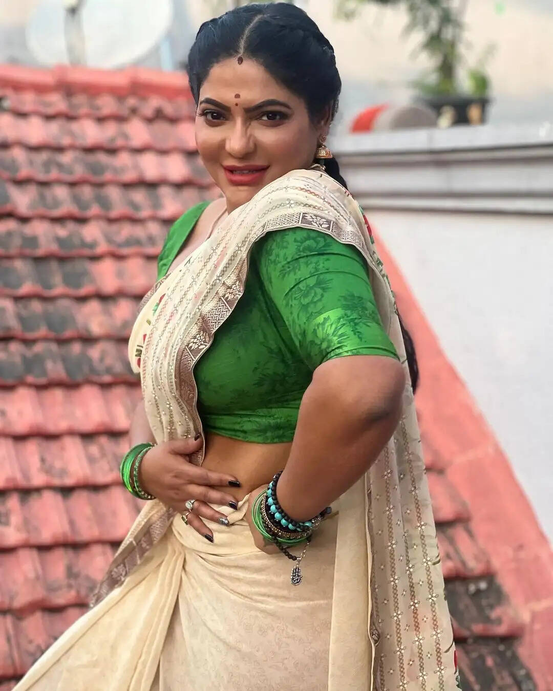 அவ்ளோ வெறி புஷ்பாவுக்கு!.. இடுப்புல கை வச்சு கடிச்சித் திங்கிற மாதிரி பார்க்கிறாரே ரேஷ்மா!..