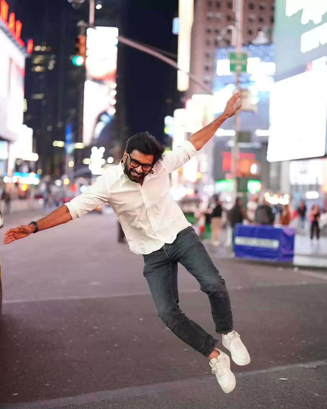 நியூயார்க்கில் அதர்வாவுக்கு செம சர்ப்ரைஸ்!.. அப்பா முரளி போட்டோவை ஸ்க்ரீனில் பார்த்ததும் ஹேப்பி!..