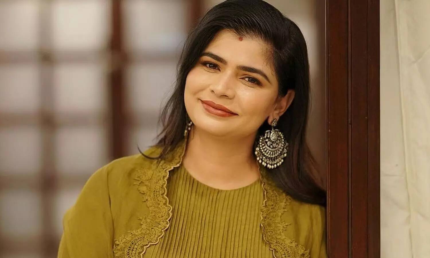 உங்க தோழி சங்கீதாவுக்கு செய்தது தவறுதானே? அதையும் கேட்கவேண்டியதுதானே..சின்மயிடம் கேட்ட ரசிகர்