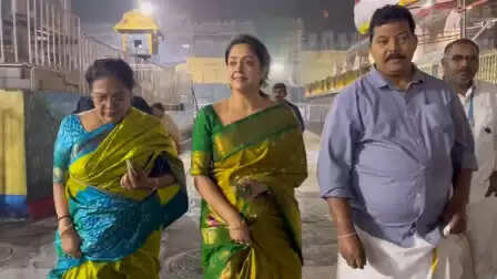 Jyothika: கை கொடுக்க ஓடி வந்த ரசிகை.. ஜோதிகாவின் ரியாக்&zwnj;ஷன்! திருப்பதியில் நடந்த சம்பவம்