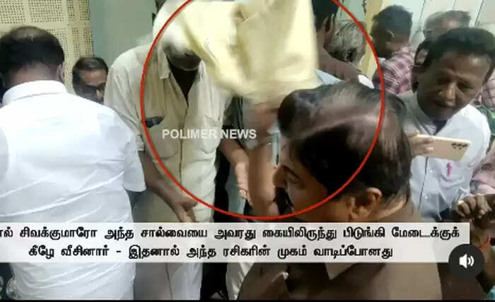 அன்று செல்போன்!. இப்போது சால்வை!.. தூக்கி எறிந்த சிவக்குமார்.. இன்னமும் இவர் திருந்தலயே!...
