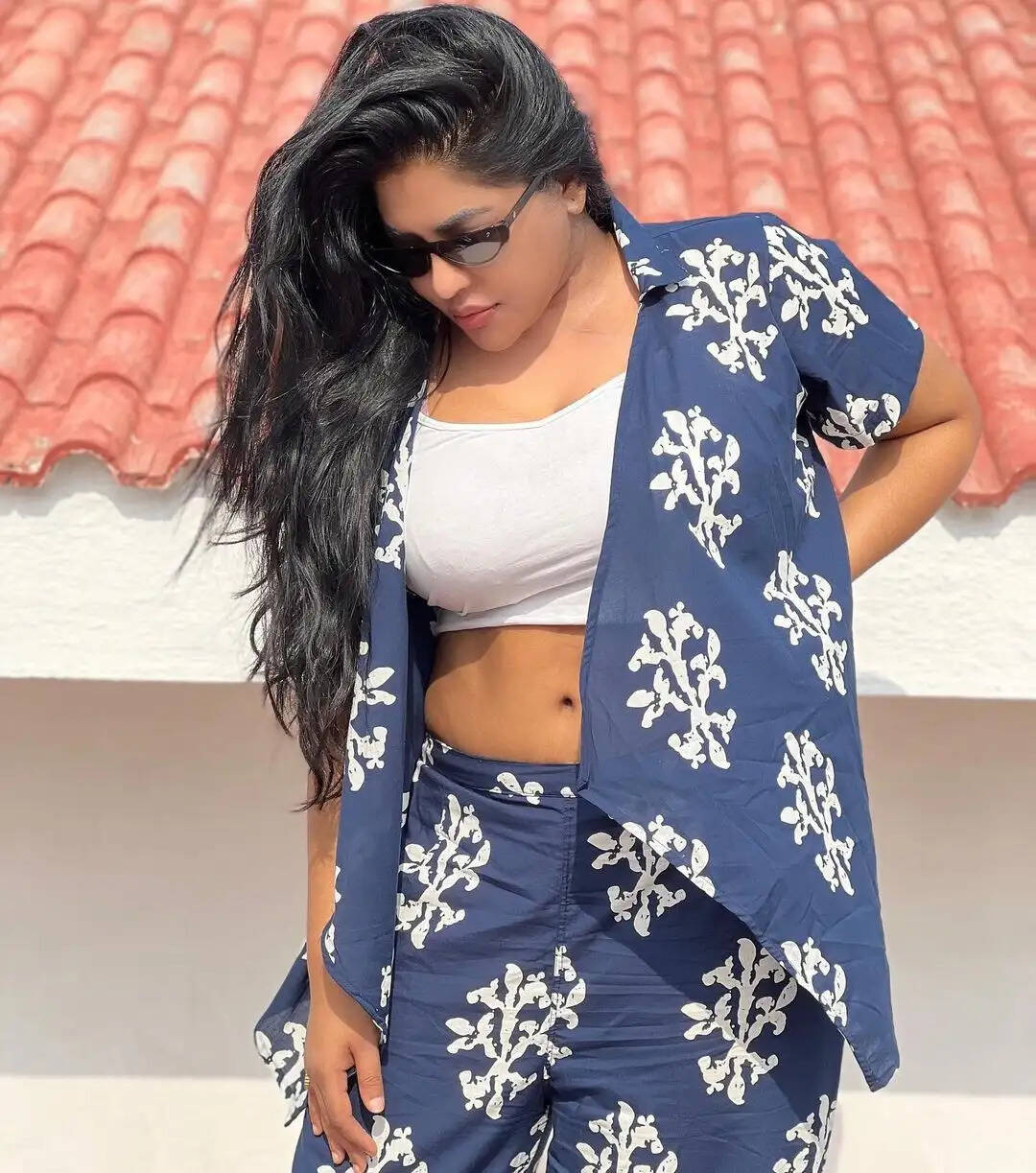வெயிலுக்கு இப்படி கழட்டிவிட்டா காத்தோட்டமா இருக்கு!.. சம்மரிலும் ஜில்லாக்கும் ரேஷ்மா!...