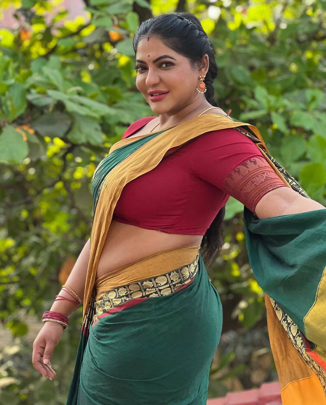 இதுக்கு மேல காட்டுனா பாடி தாங்காது!.. இது சைடு போஸ் இல்லடா.. சரியான போஸ்.. என ஜொள்ளு விடும் ஃபேன்ஸ்!