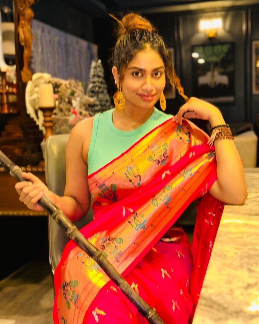 டாப் மேல புடவையை சுத்தி என்ன செல்லம் இது!.. பொங்கல் ட்ரீட் வைத்த ஷிவானி நாராயணன்..