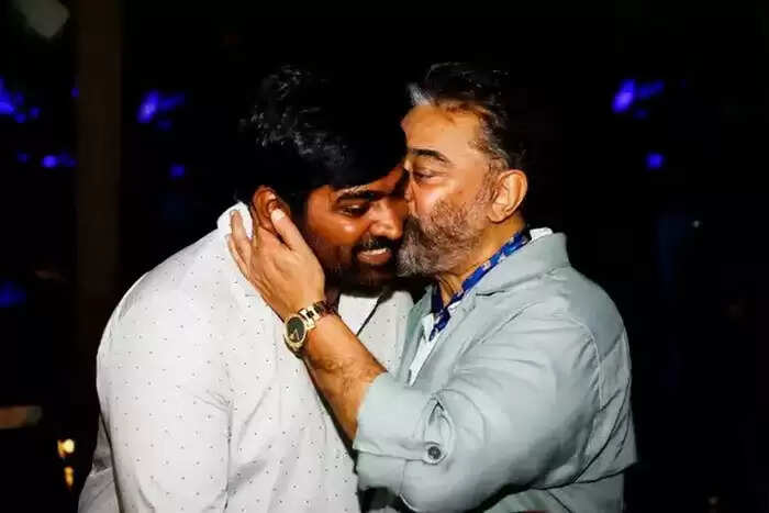 முதல்ல என்ன விரட்டி விட்டாங்க!. இப்ப கமலோட முத்தம்!.. நெகிழும் விஜய் சேதுபதி!...