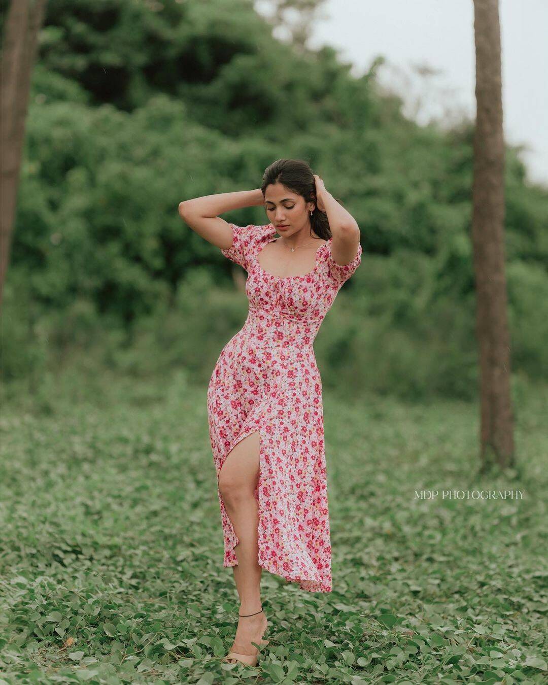 பால்மேனியை காட்டி தமன்னாவுக்கு டஃப் கொடுக்கும் லாஸ்லியா!.. சும்மா அள்ளுது!...