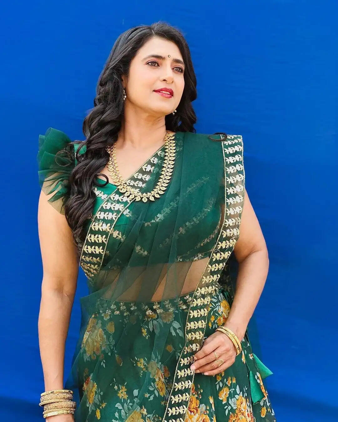 ஆண்ட்டின்னு எவன் சொன்னான்!.. பாவாடை தாவணியில் அழகை தூக்கலா காட்டும் கஸ்தூரி!...