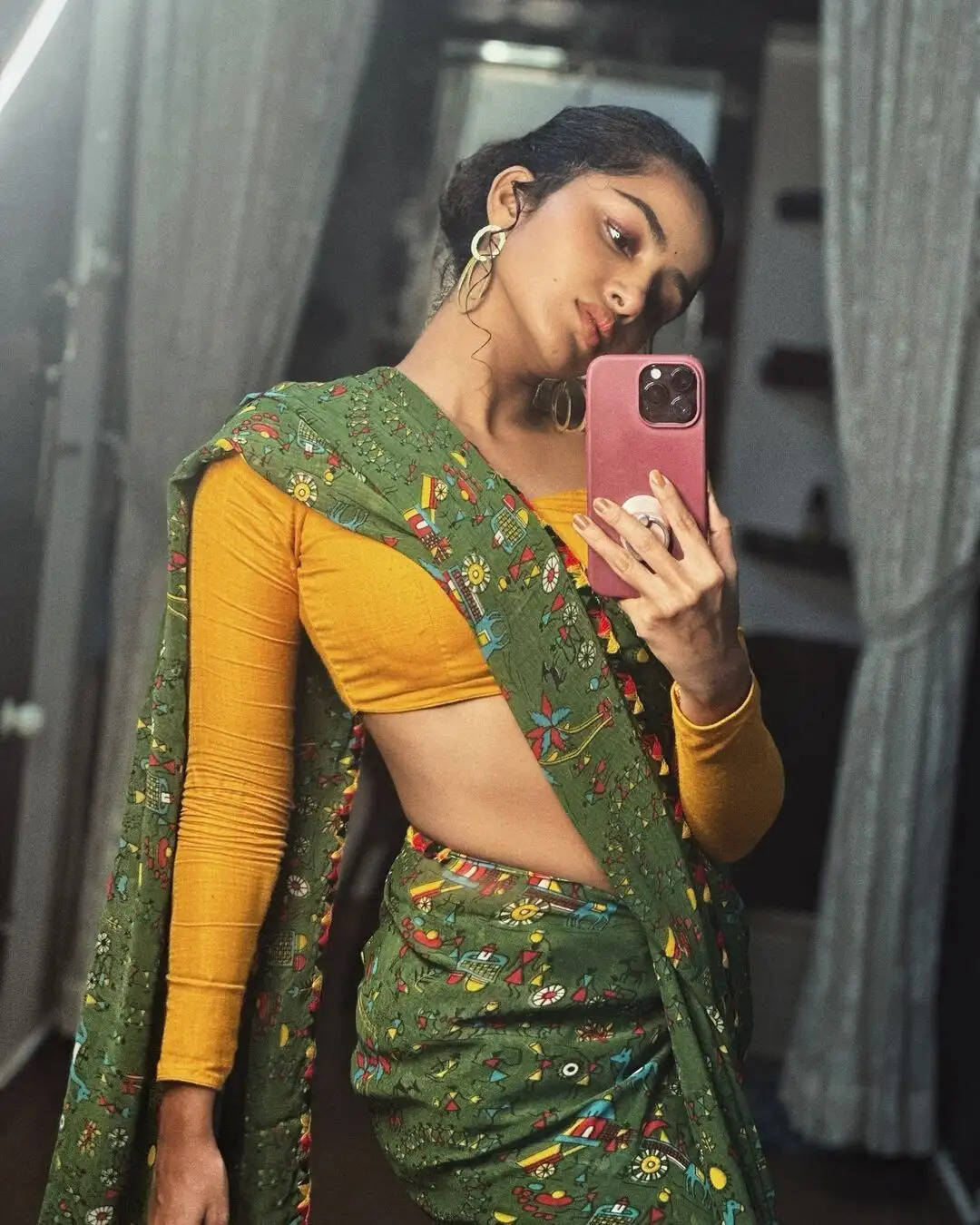 குட்டி இடுப்பு செம கும்தாவா இருக்கே!.. வளச்சி வளச்சி காட்டி வெறியேத்தும் அனுபமா!..