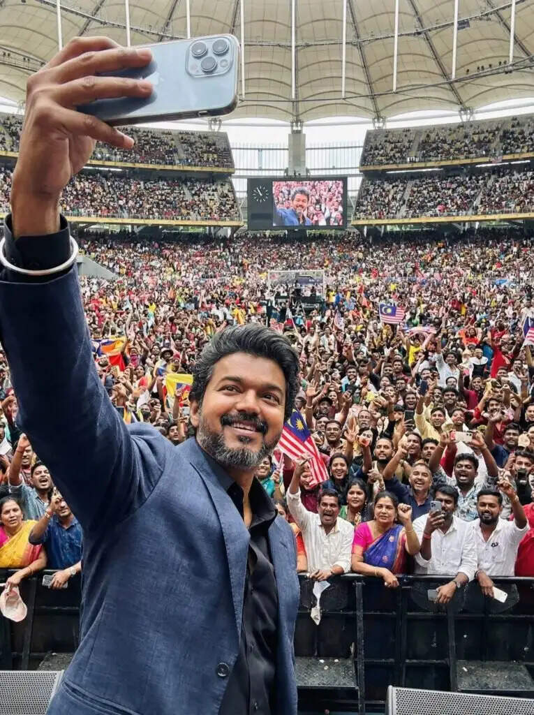 பிளாஸ்ட்டு.. பிளாஸ்ட்டு… ஜனநாயகன் ஆடியோ லான்ச்சில் விஜய்!. செம போட்டோஸ்!…