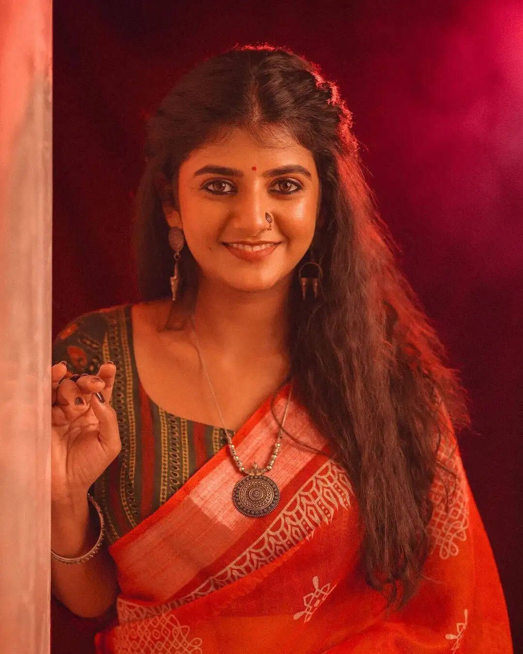 விடிய விடிய பார்த்தாலும் சலிக்காது!.. ஒன் சைட் அழகை மூடாம காட்டும் கேப்ரியல்லா!...