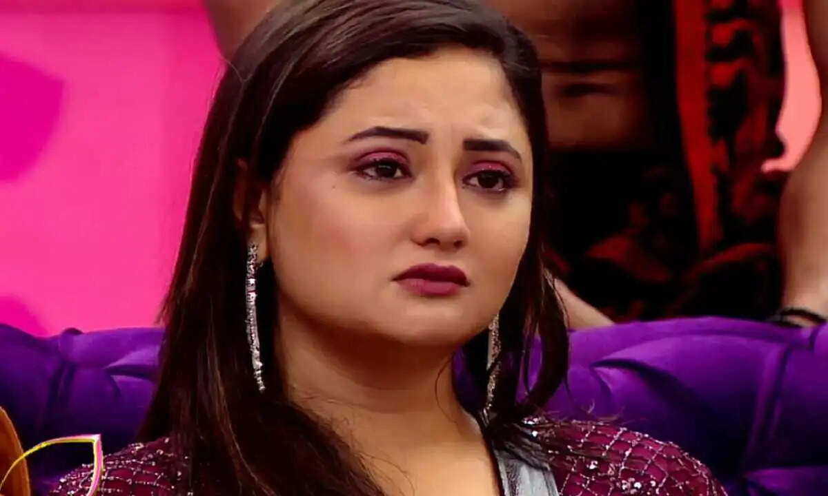 வீட்டை ஜப்தி செய்த அதிகாரிகள்… ரோட்டில் தூங்கிய சின்னத்திரையின் பிரபல நடிகை!