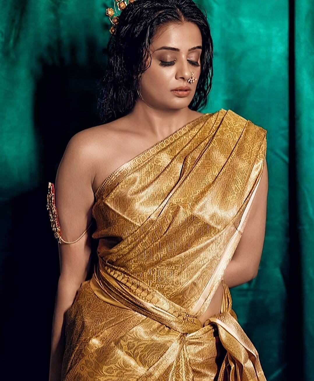 இன்னைக்கு நைட்டு தூக்கம் காலி!.. ஜாக்கெட் இல்லாம போஸ் கொடுத்து சூடேத்தும் பிரியாமணி...