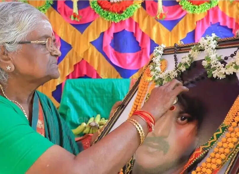 80 லட்சம் வீட்டை விட்டு டேனியல் பாலாஜி அம்மா எங்கே இருக்காரு பாருங்க.. மறைந்த மகனை நினைத்து உருக்கம்