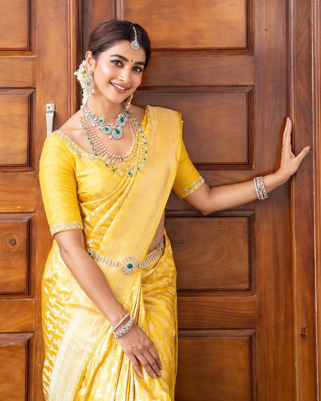 அடக்க ஒடுக்கமா இருந்தாலும் அள்ளுது!.. புடவையில் மனசை அள்ளும் பூஜா ஹெக்டே..