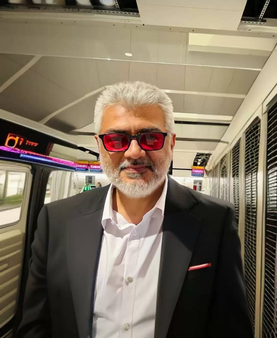 ஸ்டைலீஸ் லுக்கில் அஜித்.. அஜர்பைசான்லயும் விடாத ரசிகர்கள்!.. தாறுமாறா வைரலாகும் புகைப்படங்கள்!..