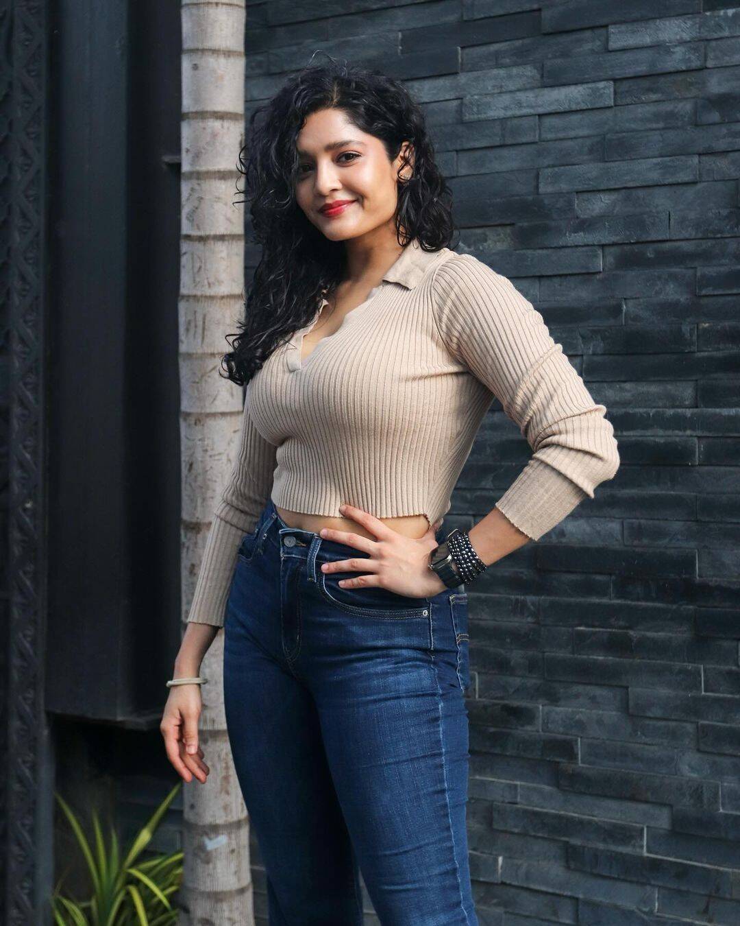 எந்த ஆங்கிள்ள பாத்தாலும் சூடேறுது!.. காஜி ஃபேன்ஸுக்கு ஃபுல் ட்ரீட் வைத்த ரித்திகா சிங்..