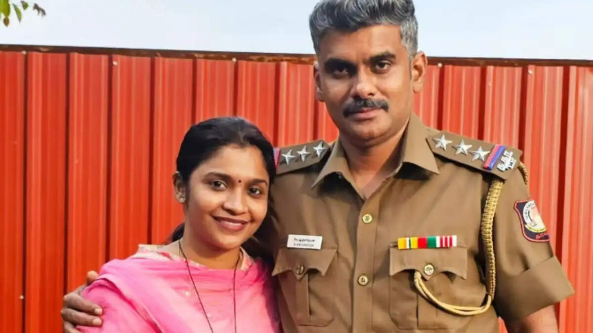 ராயன் படத்தில் பிரகாஷ்ராஜுடன் போலீசாக வந்தவர் இந்த பிரபலத்தின் கணவரா? நோட் பண்ணுங்கப்பா..