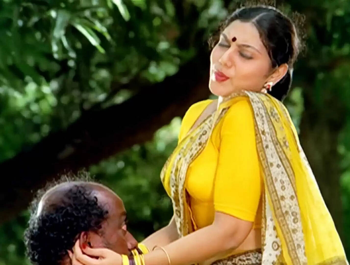 கர்ப்பமா இருந்தத மறச்சிட்டேன்!... ரஜினி பதறிட்டாரு!.. கவர்ச்சி நடிகை சொல்றத கேளுங்க!...