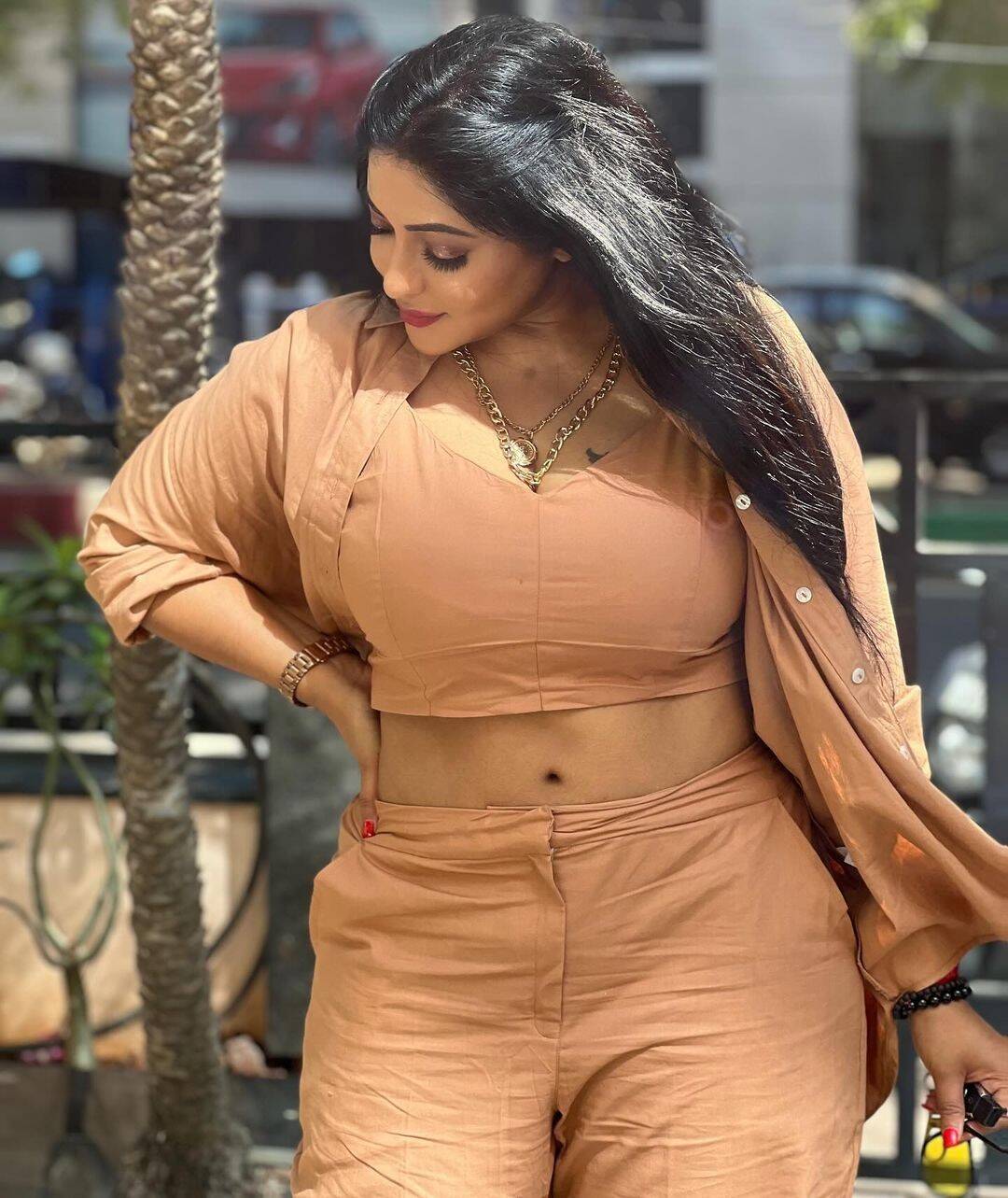 சீரியலில் இழுத்து மூடி நடிக்கும் ரேஷ்மாவா இது?!.. சும்மா திறந்து காட்டி மூடு ஏத்துறாரே!..