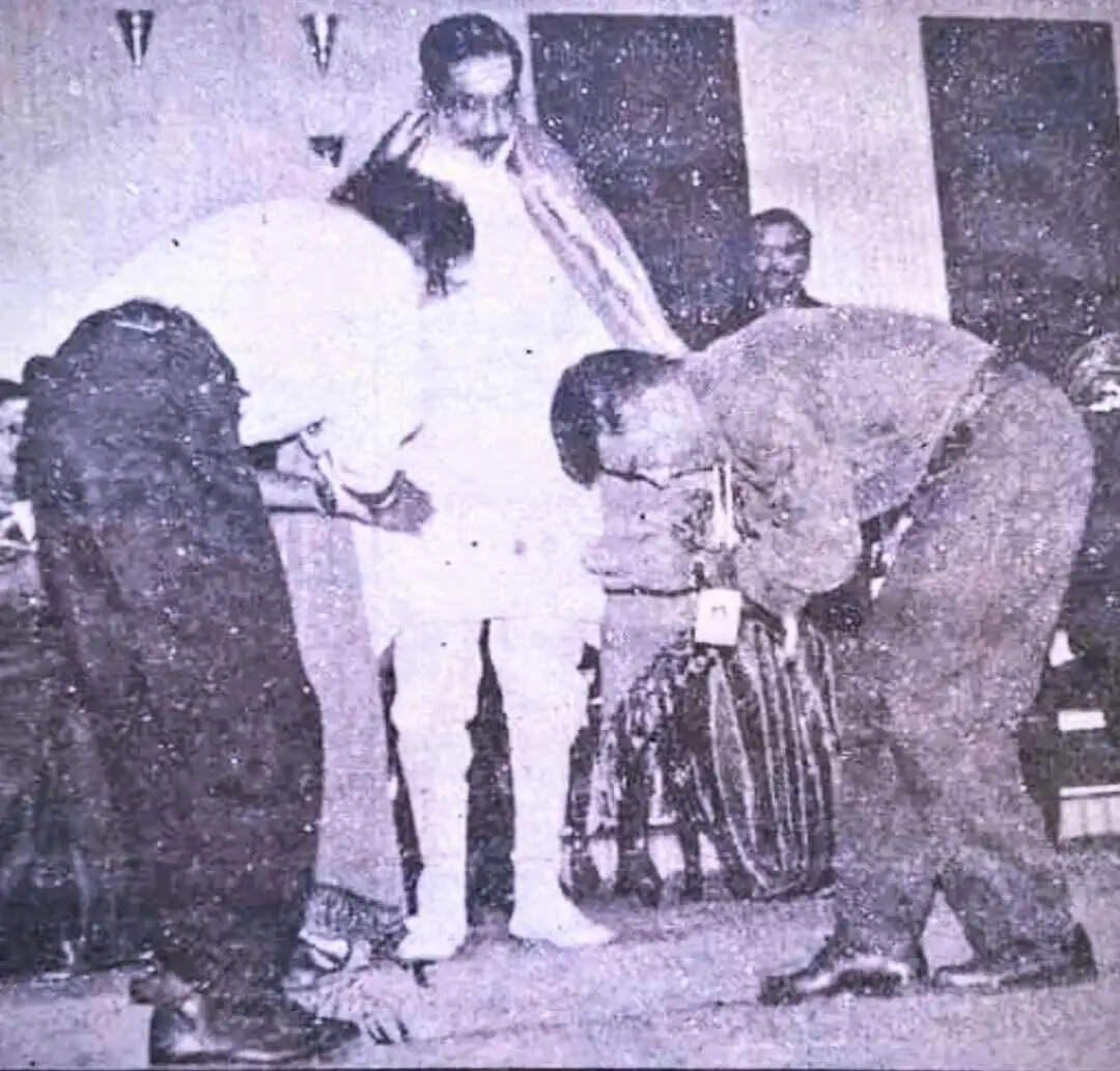 ஜெயலலிதாவை பார்த்து சொடக்கு போட்டு பேசிய ரஜினி!. செவாலியே விழாவில் நடந்தது என்ன?…
