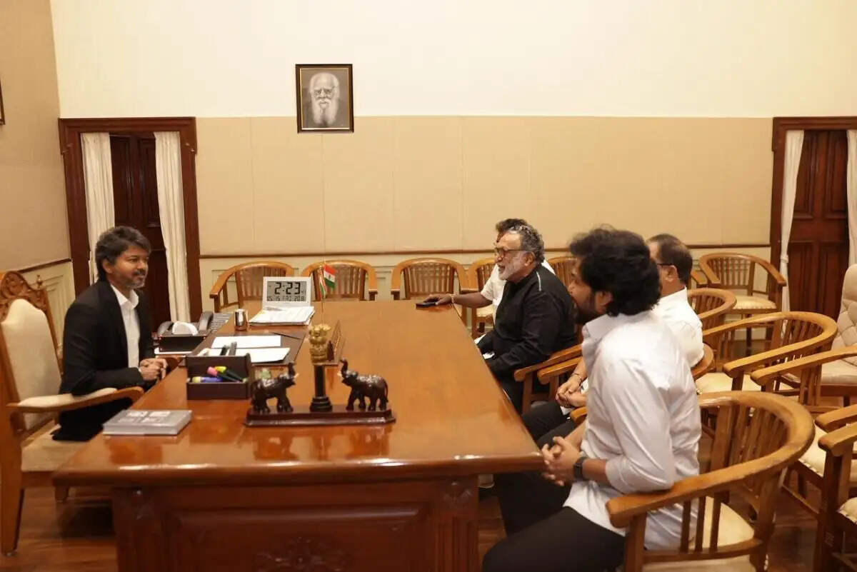 கருணாஸெல்லாம் போய் சிஎம் விஜய்யை பார்த்துட்டாரு!.. ஐயோ நான் மிஸ் பண்ணிட்டேனே விஷால் புலம்பல்!