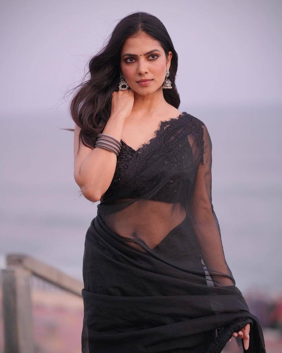 இதுக்கு மேல வேண்டாம்!. தாங்காது!. டூ பீஸில் அதிரவிட்ட மாளவிகா மோகனன்...