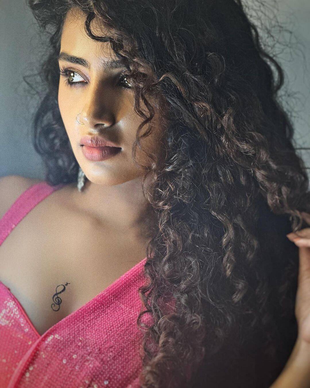 செல்லத்த அப்படியே கிட்னாப் பண்ணுங்கடா!.. ஒரு சைடுன்னாலும் ஒர்த்தா காட்டும் அனுபமா...