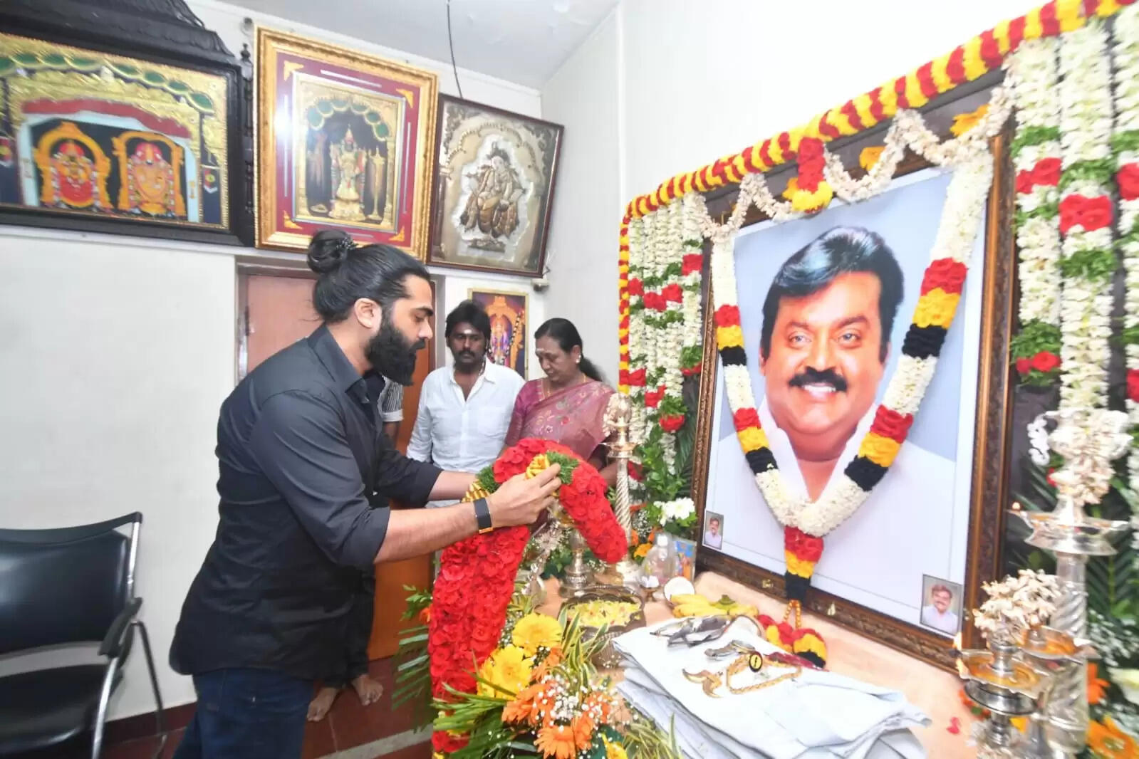 விஷாலையே ஓவர்டேக் செய்த சிம்பு!.. இன்னும் அஜித் மட்டும் தான் பாக்கி.. விஜயகாந்த் வீட்டில் எஸ்டிஆர்!