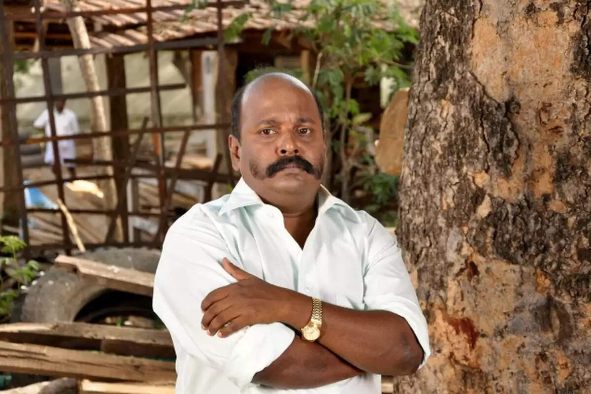 நடிகரின் காதலுக்கு எமனாக வந்த மைக் மோகன்! காதலி பிரிந்து போன சோகத்தில் புலம்பும் நடிகர்