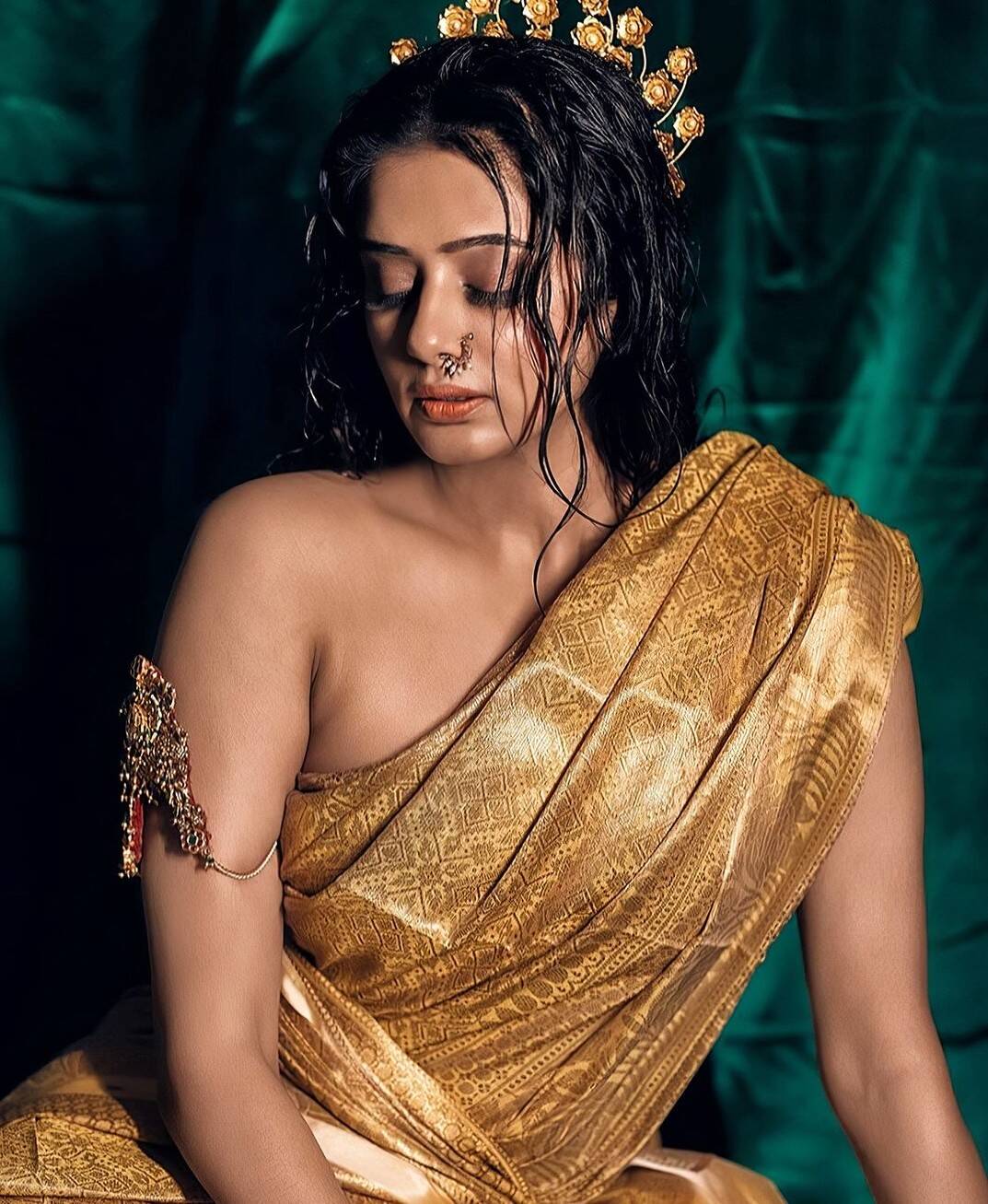 இன்னைக்கு நைட்டு தூக்கம் காலி!.. ஜாக்கெட் இல்லாம போஸ் கொடுத்து சூடேத்தும் பிரியாமணி...