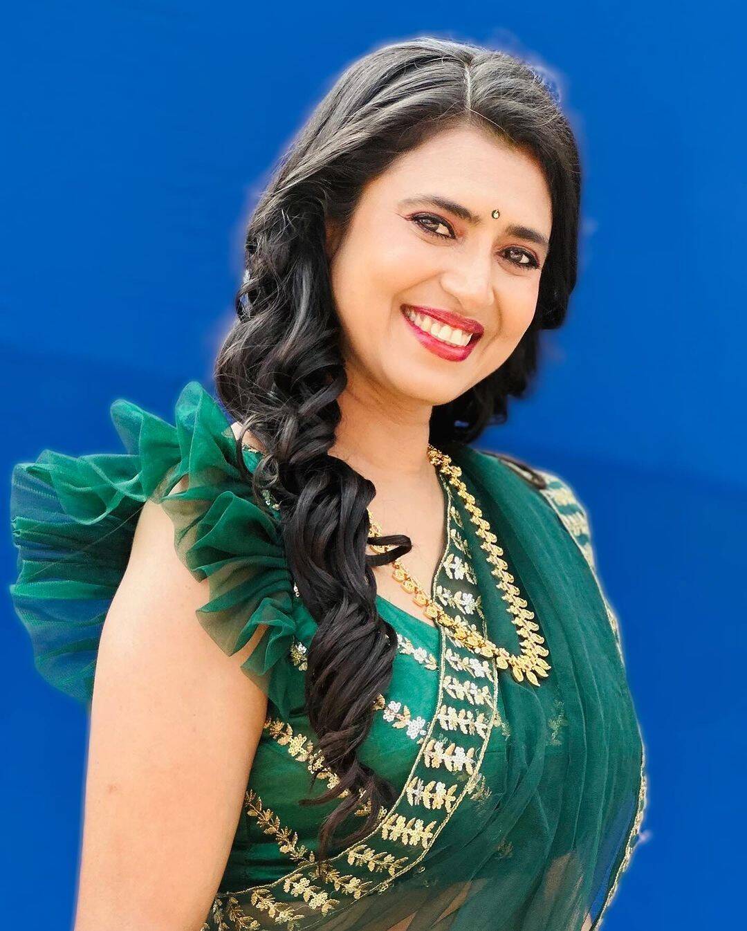 ஆண்ட்டின்னு எவன் சொன்னான்!.. பாவாடை தாவணியில் அழகை தூக்கலா காட்டும் கஸ்தூரி!...