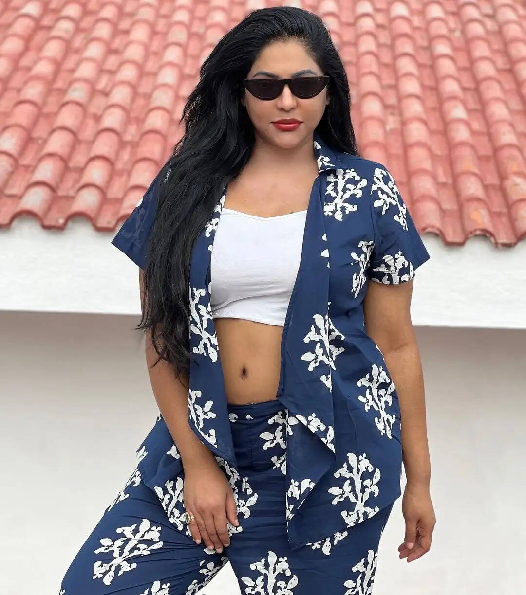 வெயிலுக்கு இப்படி கழட்டிவிட்டா காத்தோட்டமா இருக்கு!.. சம்மரிலும் ஜில்லாக்கும் ரேஷ்மா!...