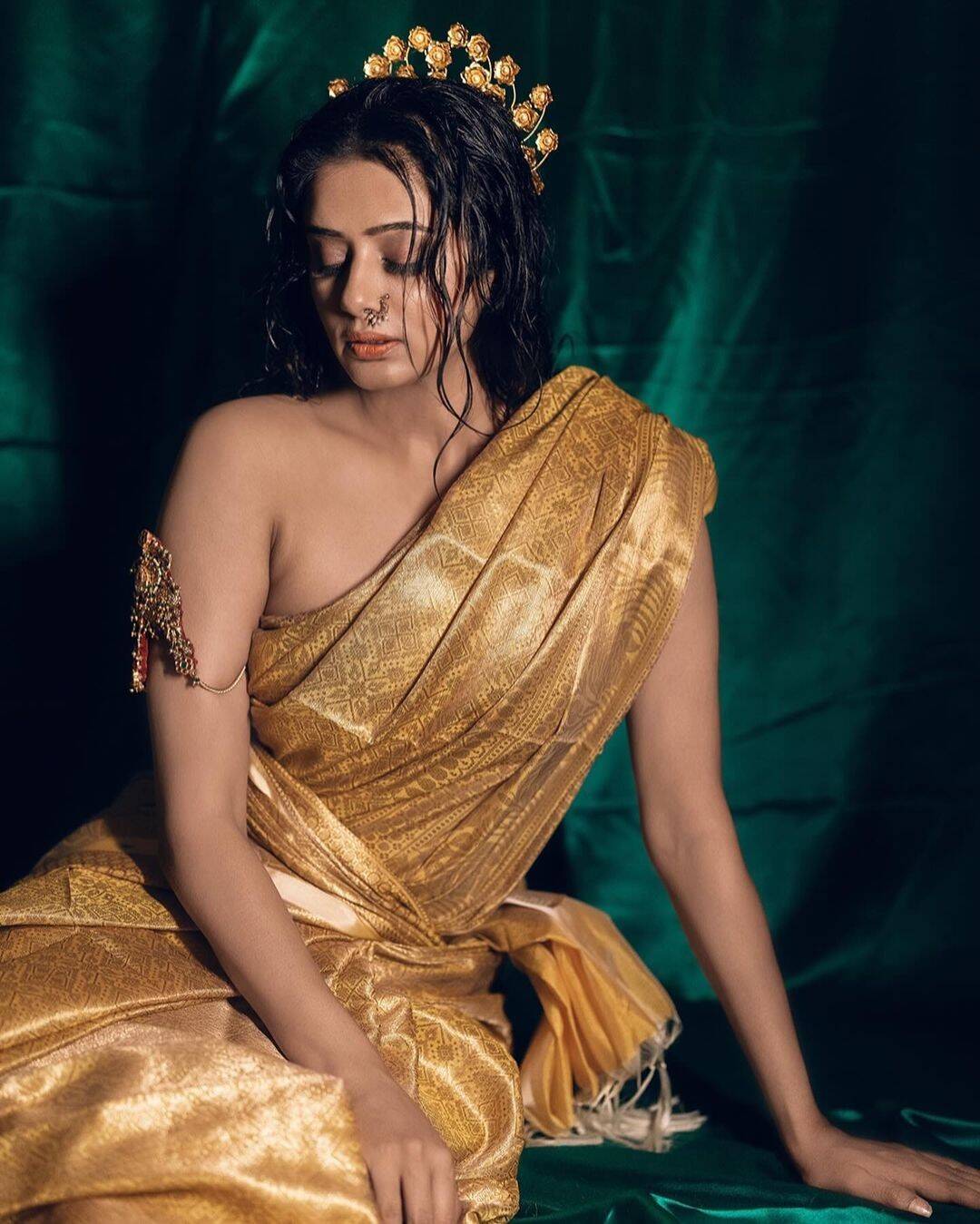 இன்னைக்கு நைட்டு தூக்கம் காலி!.. ஜாக்கெட் இல்லாம போஸ் கொடுத்து சூடேத்தும் பிரியாமணி...