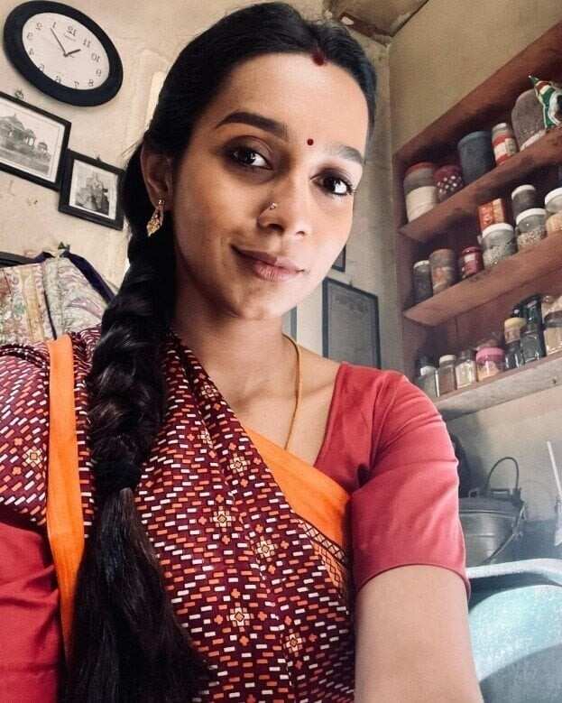 பாத்தாலே சும்மா ஜிவ்வுன்னு இழுக்குதே!.. பீச்சில் கிளுகிளுப்பு காட்டும் ஜிகர்தண்டா டபுள் எக்ஸ் நடிகை...