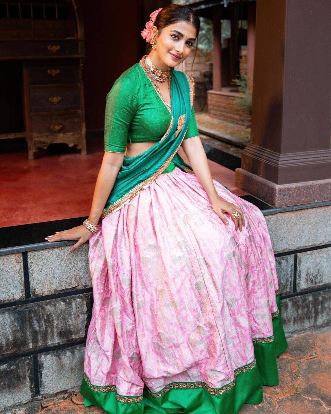 ஆஃப் சேரின்னாலும் அத மூட மாட்டேன்!.. பாவாடை தாவணியில் கிளுகிளுப்பு காட்டும் பூஜா ஹெக்டே