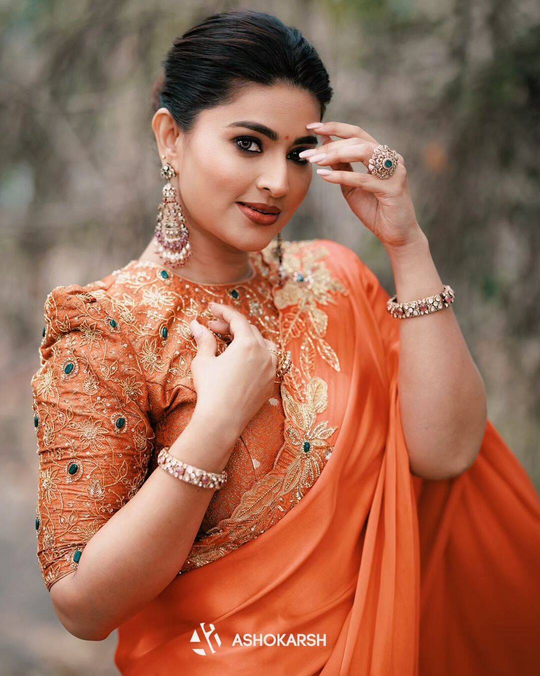 விஜய்க்கு ஜோடியானதும் கிளாமர் கூடிடுச்சி!.. புடவையில் சுண்டி இழுக்கும் சினேகா!..