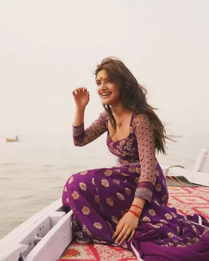 இந்த வயசுல உனக்கு எதுக்கு செல்லம் ஆன்மீகம்?... ரசிகர்களை கலங்கடித்த இளம் நடிகை!