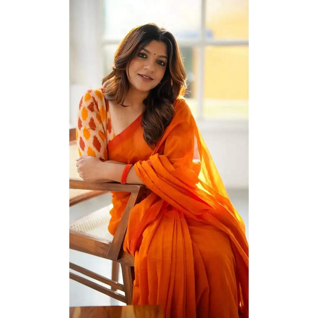 பல்லாங்குழியாடும் சூரரைப் போற்று பொம்மி!.. ஆரஞ்சு சேலையில் ஆட்டி படைக்கும் அபர்ணா பாலமுரளி!..