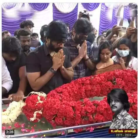 சித்தப்பாவான டேனியல் பாலாஜிக்கு உரிய மரியாதையை செலுத்திய அதர்வா.. வைரலாகும் புகைப்படம்