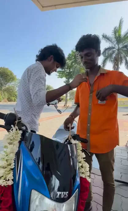 KPY பாலா நீங்க எங்கேயோ போயிட்டீங்க!.. பெட்ரோல் பங்கில் வேலை பார்க்கும் பையனுக்கு இப்படியொரு பரிசா?..